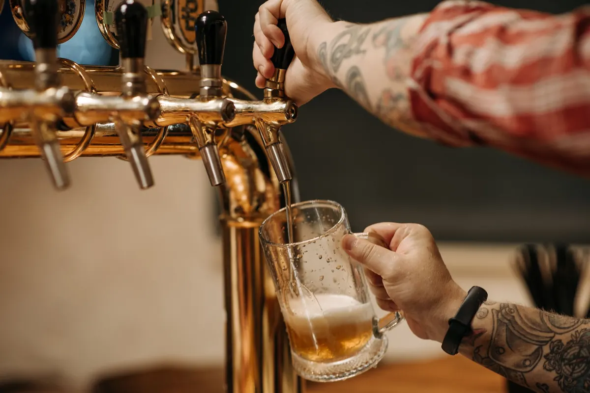 The 10 Most Common Mistakes When Pouring Draft Beer at Home